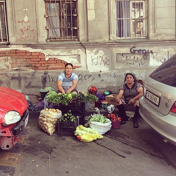 HereGeorgia's tweet photo. Mini local bazaar of fruits & veggies in front of your windows in Tbilisi, isn’t it beautiful? 💚👋🏻🍏🍒🍉🥒🥦🥕🌶🍋 #fruits #veggies #bazaar #localbazaar #localmarket #tbilisi #authentic #summer Photo Credit: Tutu Kiladze https://t.co/YkSO7R1QEL https://t.co/VuSgJIsgQX