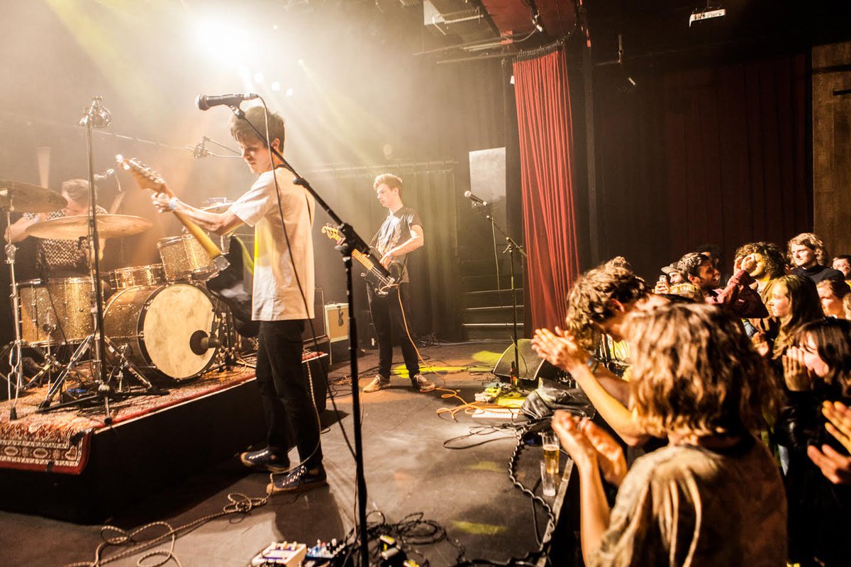 Zaterdag brengt STiCKFiGS een portie toegankelijke pop en complexe punk naar de 54e clubavond. Het drietal bestaat uit de mannen van Fexet, maar in een heel nieuw jasje. Hoe dat zit? 3voor12.vpro.nl/lokaal/den-haa…