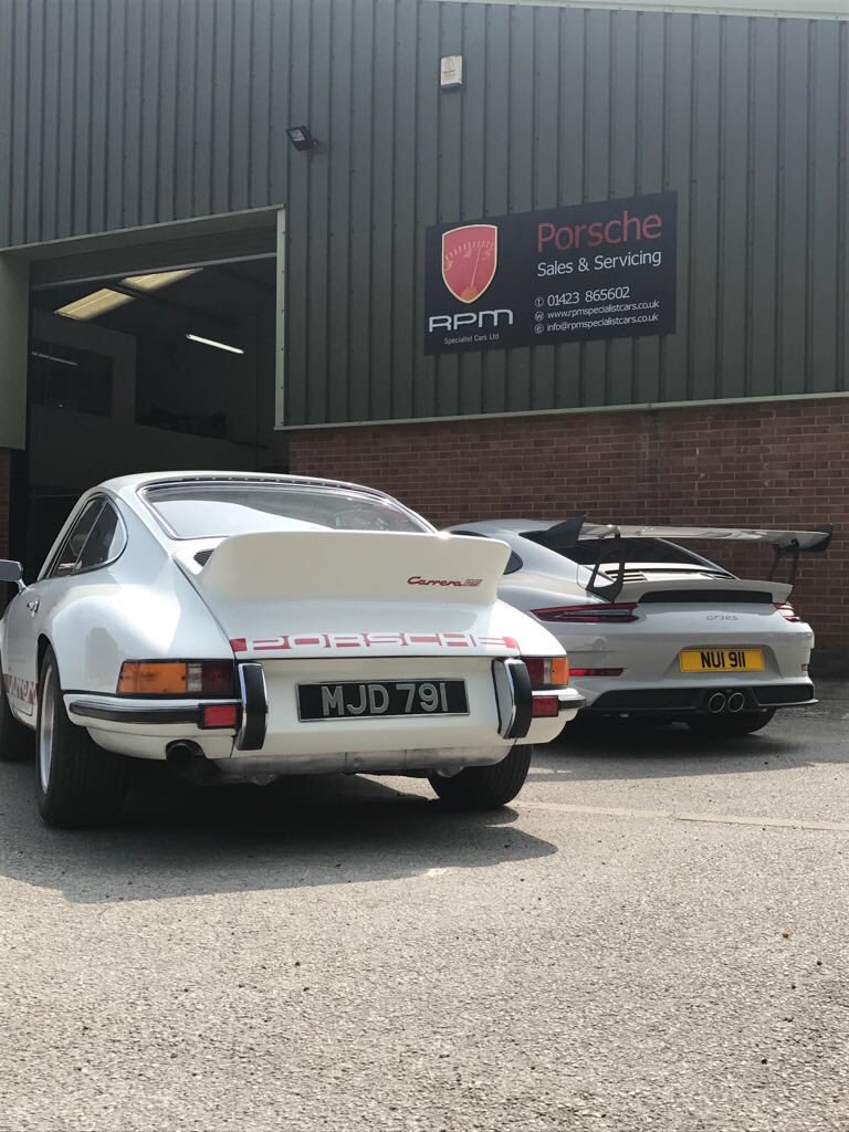 Classic 2.7 RS meets 991.2 GT3 RS. Both beautiful cars but which do you prefer? 🤔#porsche