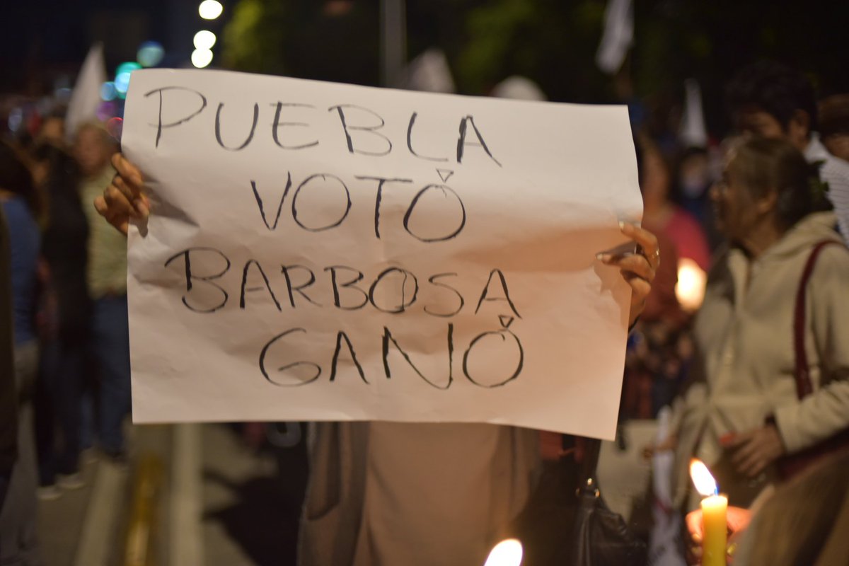 JoseJuanEsp's tweet photo. Los poblanos sabemos que @MBarbosaMX ganó la elección, por eso defenderemos el voto de quienes tenemos la esperanza de una #Puebla mejor. #NoAlFraudeElectoralEnPuebla. https://t.co/w5FGf5P4ee