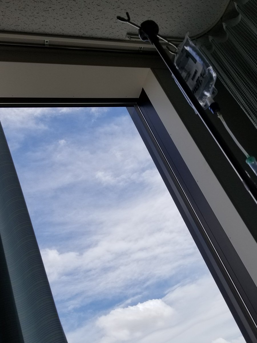 MimuraAkino's tweet photo. 京都から帰ってから説不調。なに、この痛さ、管だらけで寝返り打てないじゃん！
でも、窓の外の青空に浮かぶ雲はふんわりと形を変えながら流れることをやめず、癒されます。 https://t.co/W151sKp4IA