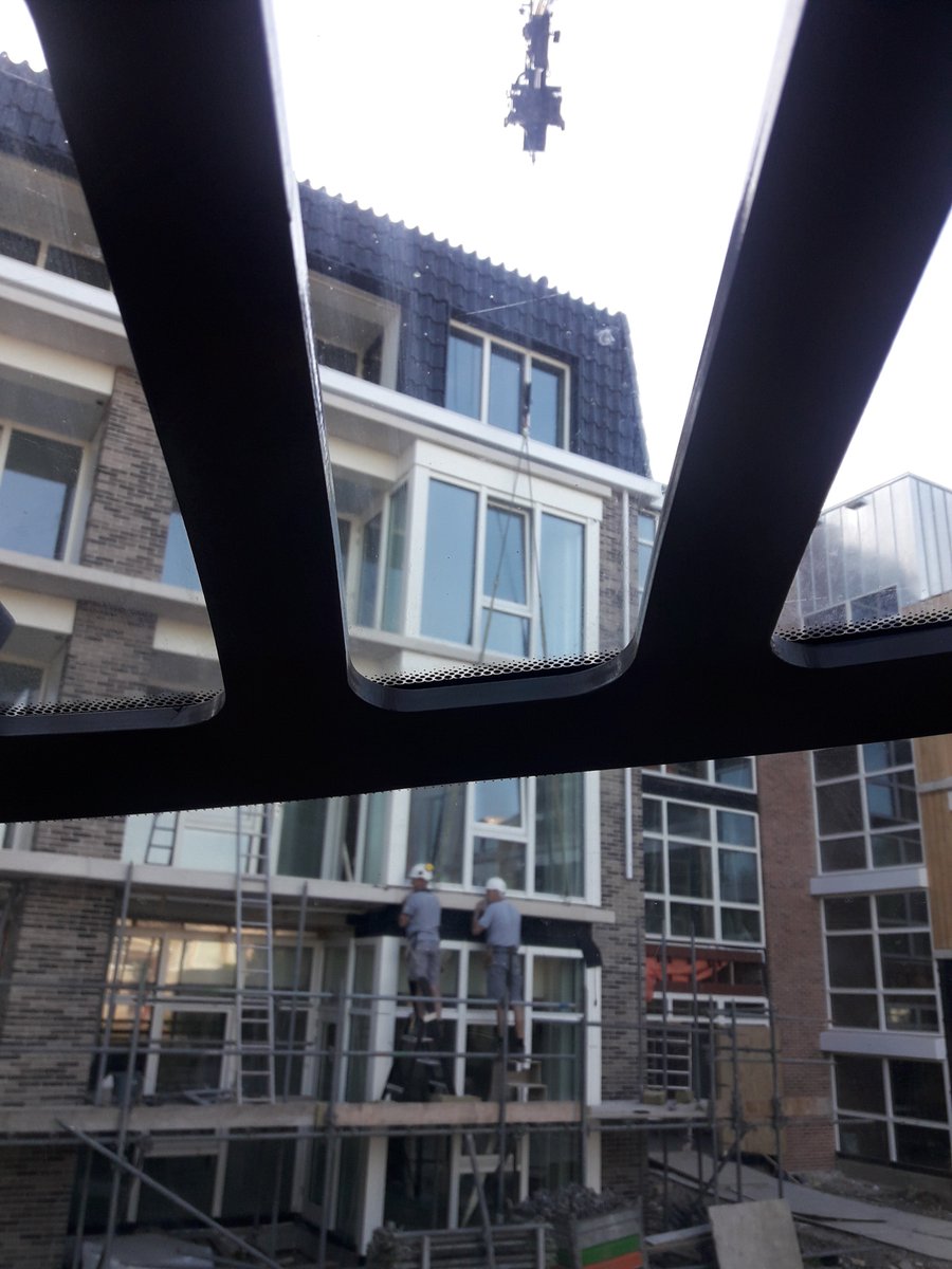 Betonnen afdekkertjes hangen.👍