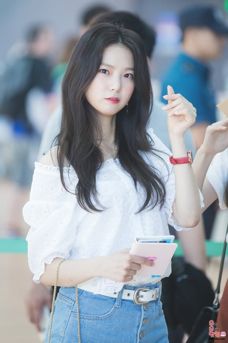 19960812_com's tweet photo. 180704 인천공항 #CLC #유진(@CUBECLC) #최유진 https://t.co/HabJmSwi5X https://t.co/AF0LH6Zv0b