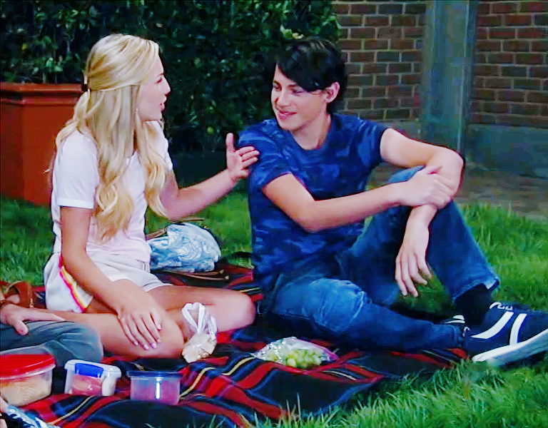 StarryLilac's tweet photo. Cute! #Jam #Jameron 💖💙 #GH https://t.co/zXz8uc1ZDu