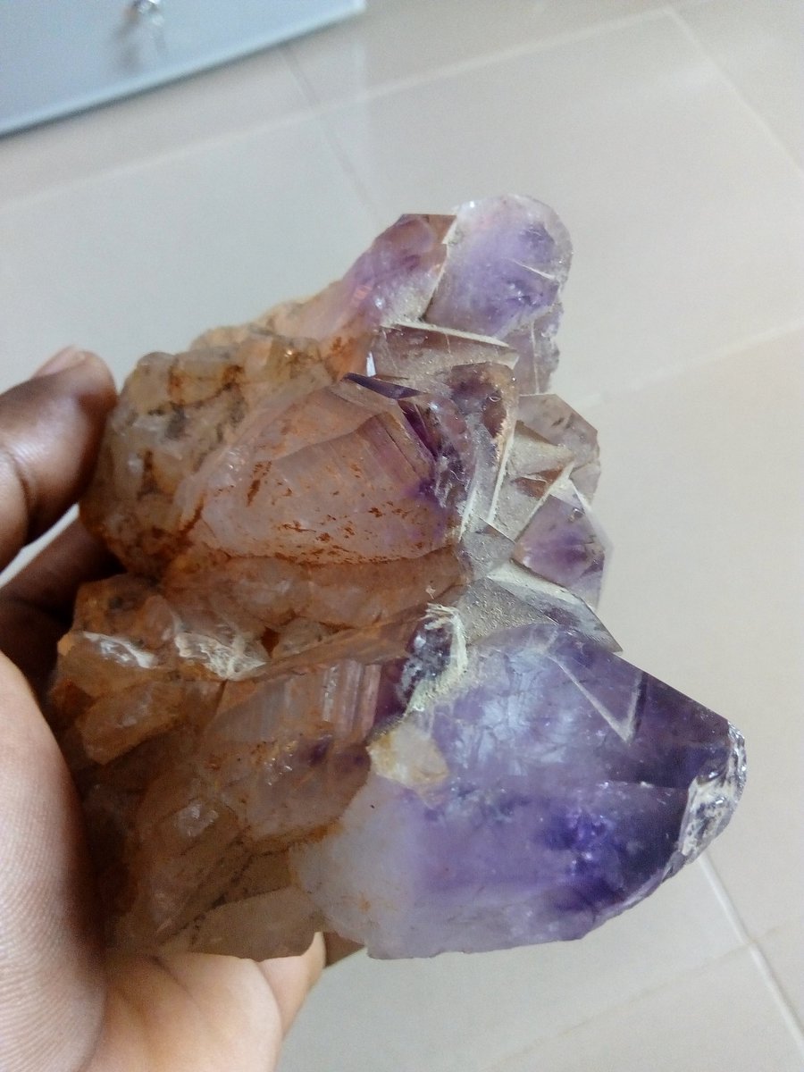 bra_kwa's tweet photo. Can someone explain this crystal https://t.co/2GZsALGyQW