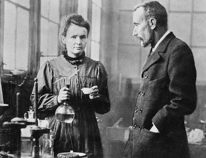 #Taldiacomavui de 1934 moria #MarieCurie, la 1a dona a rebre el #PremiNobel i la 1a en rebre'n 2: el de Física pels seus descobriments en el camp de la radioactivitat i el de Química, per l'aïllament del radi pur. Més informació🔎: #CentreDocumentacióJAiR  bit.ly/2tOIip1
