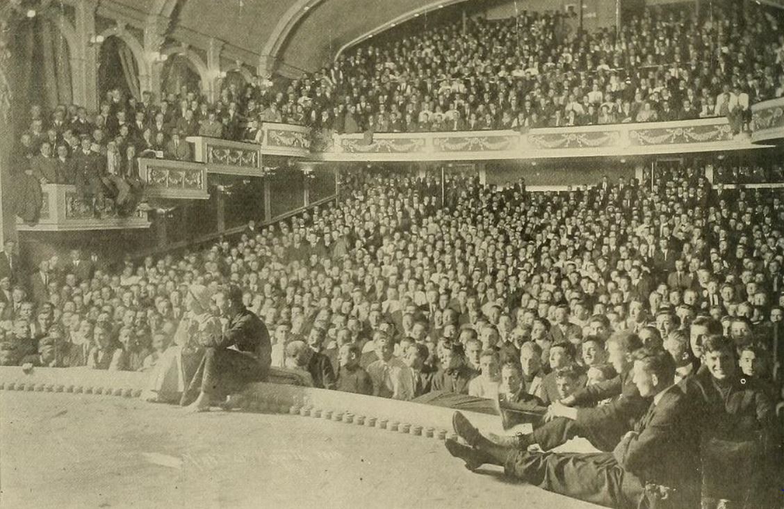 The first photo I've seen that shows people watching Kinemacolor - students at Ann Arbor seeing documentary film Steam in 1913 flickr.com/photos/3371894…