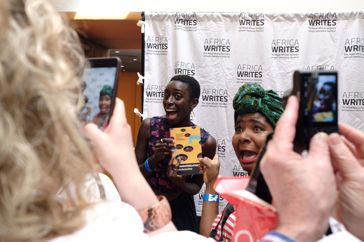 wiriko_org's tweet photo. Identidad, género o #literatura #africa-na en los curriculos escolares han sido algunas de las preocupaciones de la 7ª edición de @AfricaWritesUK, una de las citas fundamentales para saber qué se cuece en las letras africanas. @javidmgz nos hace la crónica https://t.co/k4NQ6AO8u2 https://t.co/DXbjR3sBmI