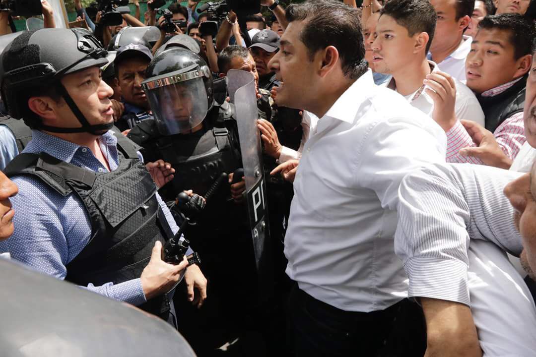 SandraIzcoa's tweet photo. Confío plenamente en que el próximo Presidente de México @lopezobrador_ pondrá sus ojos en Puebla y verá todas las arbitrariedades y actos vandálicos que han hecho sus candidatos. Quiero un país libre, sin violencia y que respete la voluntad de los ciudadanos #AsiNoMorena 👇🏻😡 https://t.co/vExgToZUgZ