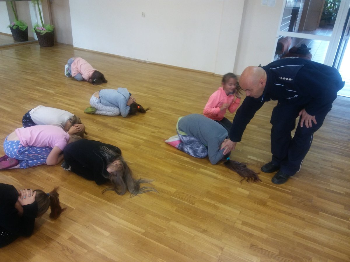 kmpolsztyn's tweet photo. Dzieci wypoczywające na półkoloniach w Klubie Osiedlowym #Akant już wiedzą, jak ochronić się przed atakiem groźnego psa 🐕. W ćwiczeniu tej umiejętności pomógł im #dzielnicowy z Posterunku Policji #Olsztyn i przedstawicielka #Sanepid. Zadanie zaliczone! #BezpieczneWakacje #PSSE https://t.co/lw9w7K7LE3