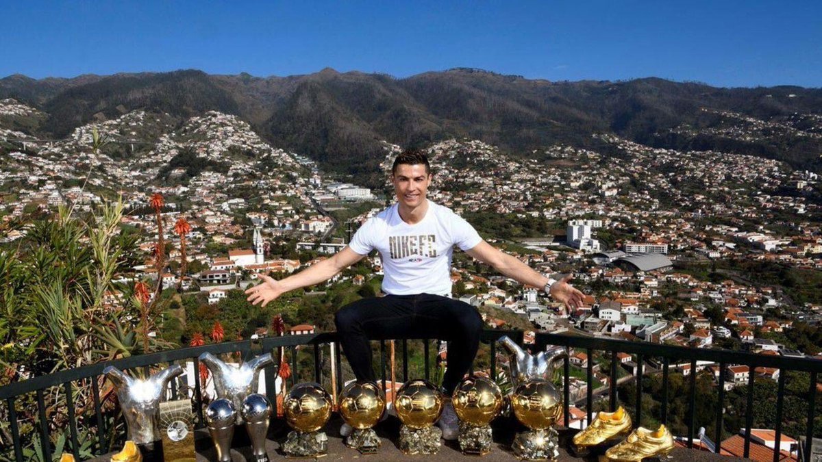 KingBernabeu's tweet photo. Si Cristiano Ronaldo decide irse del Real Madrid, solo podemos darle las gracias por todo lo que ha hecho por el club. Probablemente se nos vaya el mejor jugador de nuestra historia. Gracias por todo, eres el mejor. https://t.co/HQiKj9fdj2