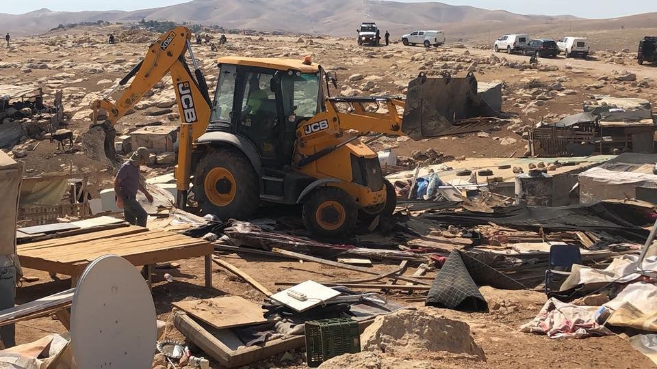plutocrata's tweet photo. En estos momentos, funcionarios del ente sionista israelí, destruyen una aldea palestina en Cisjordania >>> #BDS https://t.co/QXgJ9yW8Ls