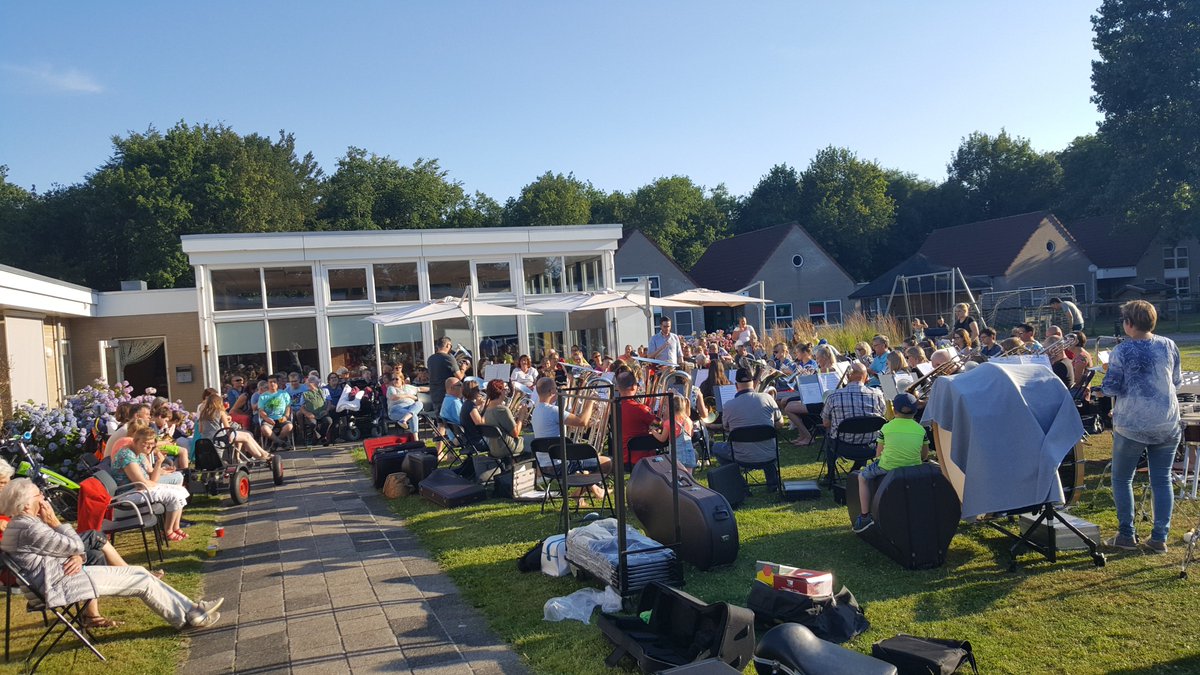 Onlangs vond bij Maeykehiem de laatste maandelijkse soosavond van dit seizoen plaats. Het orkest Excelsior kwam optreden en omdat het heerlijk weer was, gebeurde dat buiten. Dat maakte de soosavond extra leuk! <a href="/Ouwsterhaule/">Excelsior</a> bedankt!
