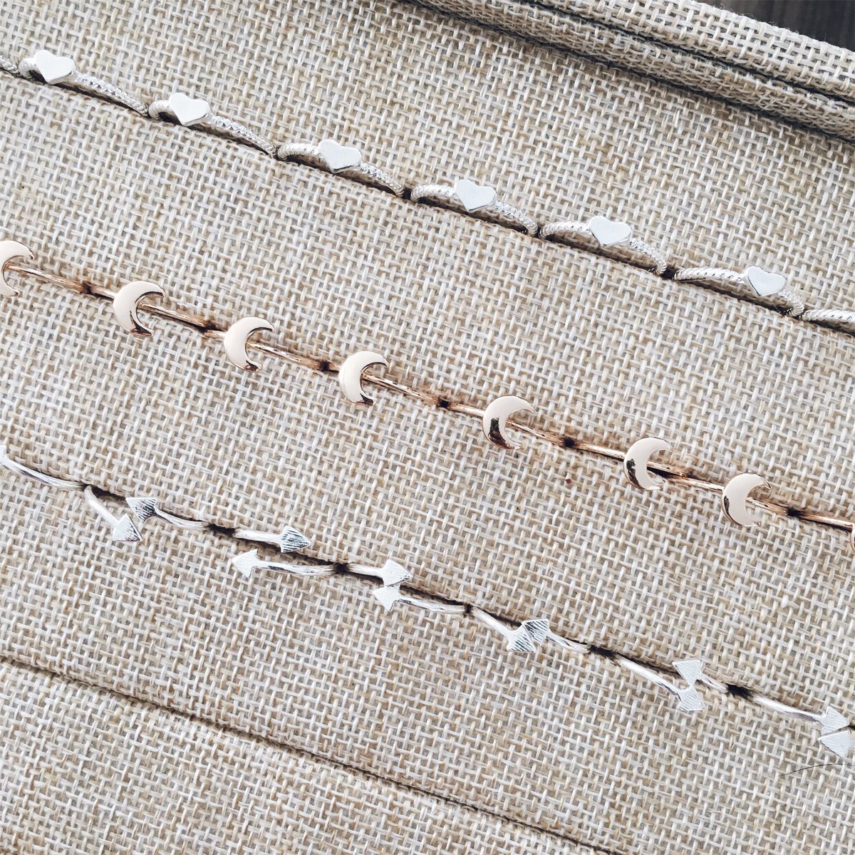 Noosa_fr's tweet photo. [#BIJOUX] : Un aperçu de nos trois petites bagues : Sonia, Daphnée et Léa 💍
Retrouvez-les dès maintenant sur la #boutique à un tout doux 🙂
RDV sur https://t.co/Bj0S7XdfIc ! https://t.co/sDxPTztGq8