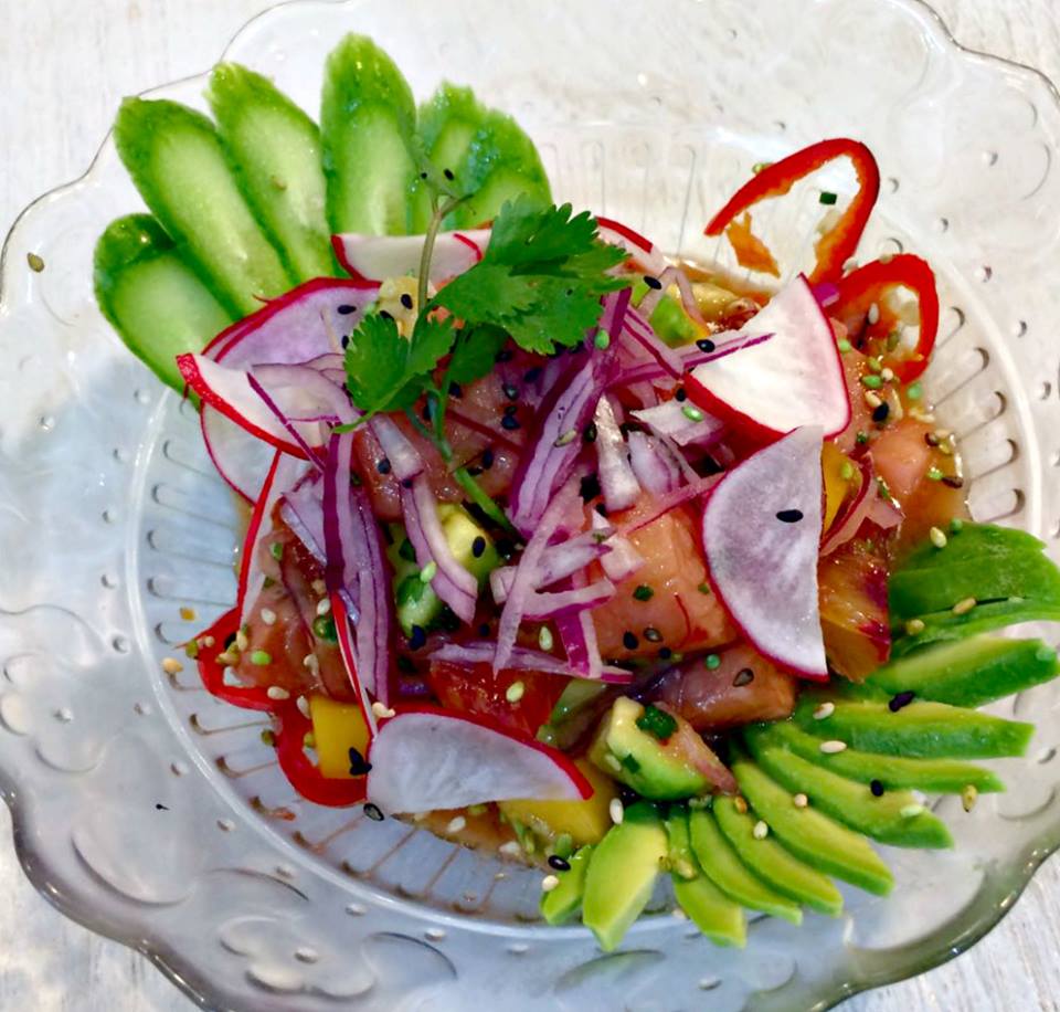 ¿A quién le apetece algo fresco y delicioso para comer?! En Arume te ofrecen una opción ideal para estos días de calor intenso, ¡un delicioso ceviche! Acércate a hacer tus compras y párate a almorzar en nuestros puestos.