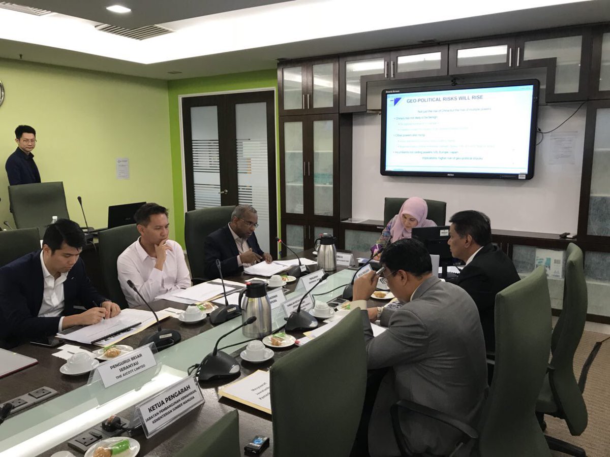 n_izzah's tweet photo. Thanking economists across the causeway for coming all the way to share with us #TVET enthusiasts incoming global econ challenges #DonaldLow #ManuB #ErvinYeo https://t.co/jroY5ao4DX
