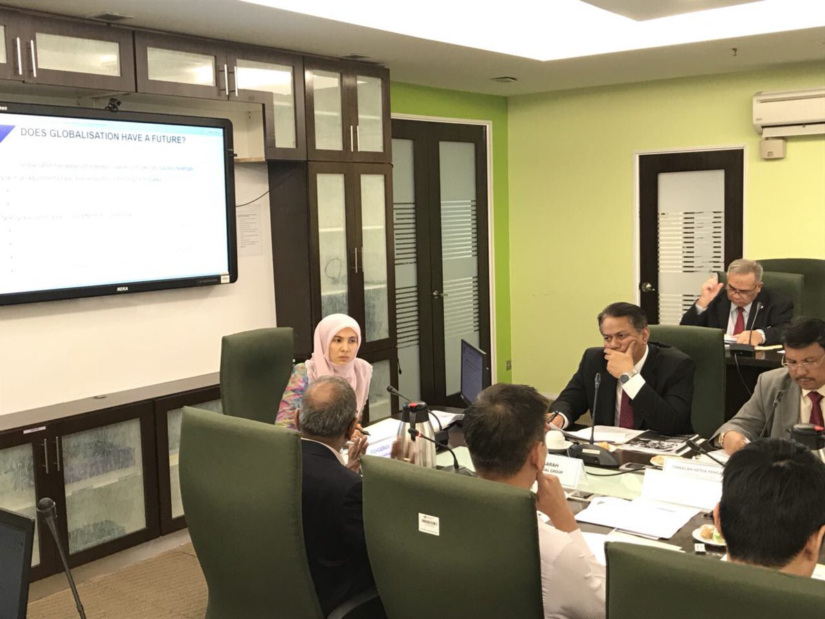 n_izzah's tweet photo. Thanking economists across the causeway for coming all the way to share with us #TVET enthusiasts incoming global econ challenges #DonaldLow #ManuB #ErvinYeo https://t.co/jroY5ao4DX