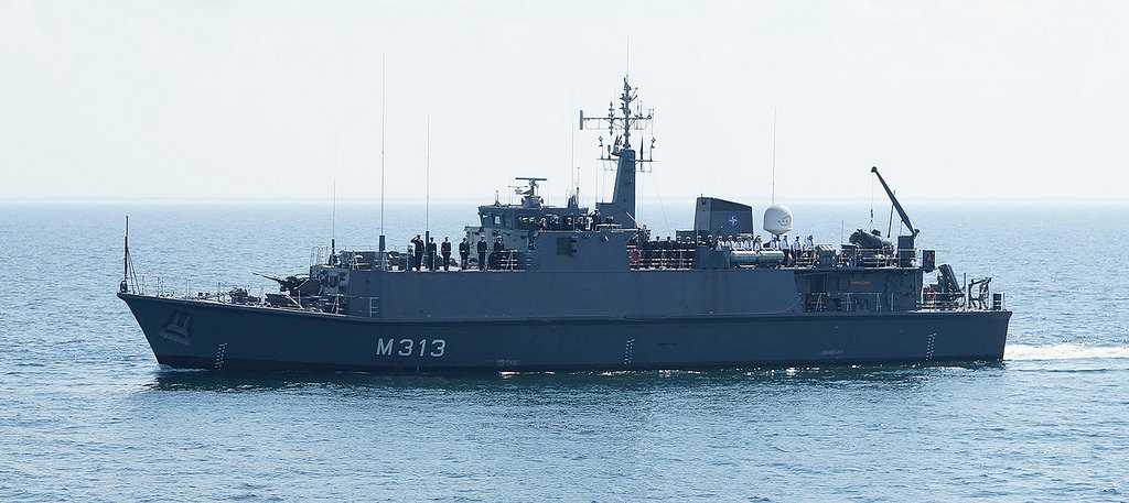 balt_security's tweet photo. Estonian Navy 🇪🇪 Sandown-class minehunters #EMLAdmiralCowan (M313), #EMLSakala (M314), and #EMLUgandi (M315) to be modernized for EUR 30 mln. Modernization plan aims to improve mine clearance and marine surveillance capacities.
👉https://t.co/iPgMVQYGAD https://t.co/3vo6xJ77yS