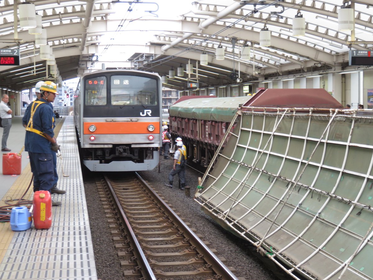 こんな事でトレンド入りしてほしくなかった… 鉄道ファンには人気の「安中貨物」荷台カバーがパッカーンと外れて武蔵野線に接触