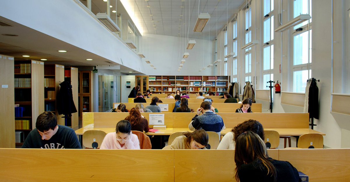 UniPadova's tweet photo. La #classificaCensis sulle Università italiane colloca #Padova al secondo posto (ma prima per comunicazione e servizi digitali) #unipd #unipadova @FonteCensis https://t.co/6A6XjdNCct
