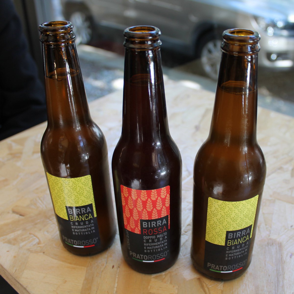 BurbeeBurger's tweet photo. Mondiali, partite, scommesse... ma la vera sfida è solo una: birra rossa o birra bianca?
L'importante è che sia #Pratorosso ;) #Burbee #Milano #Food https://t.co/bm48nH8GKZ