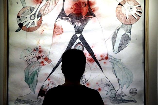 Semiha Ahmed,  “Bir Kelime Bin Mesele” sergisinin küratörü Burçe Saraçoğlu ile röportajında kadın düşmanlığı konusunu konuştu. cmpg.in/Wr6B