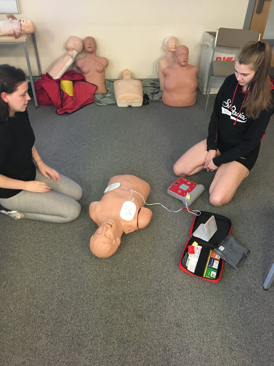 DAVET0NGE's tweet photo. Day Three @CardiffMetNPLQ course @CMetSport The #students are using the AED &amp; learning the Chain of Survival ❤️ @ChickClaudi @Tiim_Parker @gracemartinnn @LouisJamesFord @scottdeweymarn @Joe_Worth  #Team 💪🏻💪🏻💪🏻 @WelshHearts 🙌🏻 https://t.co/YhkChZO09X