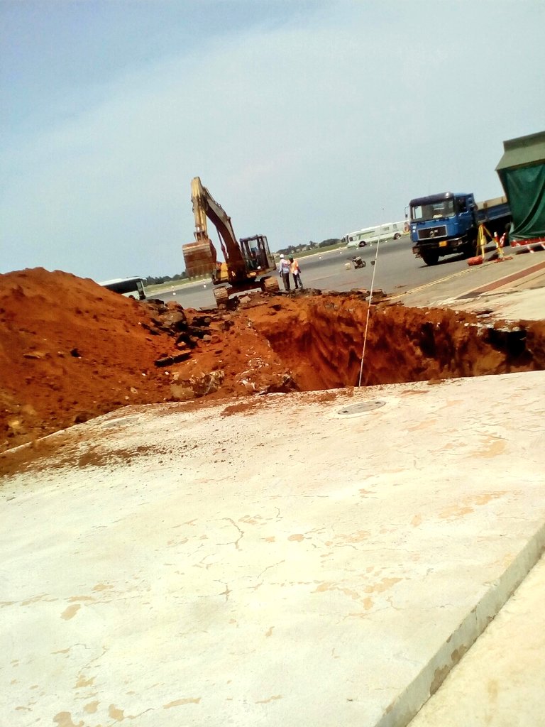 LomeAirport's tweet photo. Les travaux de poursuivent sur l'ancien parking Avions de l'#AIGE, avec des fouilles et la pause de tuyaux du nouveau système hydrant https://t.co/8PyOi1gQo0