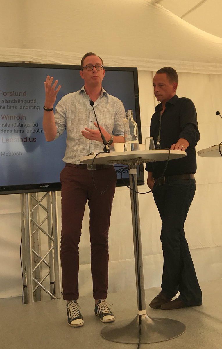 Ersättningsmodellen är den gordiska knuten - politikens ansvar! Säger <a href="/robertwinroth/">Robert Winroth</a> @liberaldaniel håller med och lyfter vikten av incitamentsmodeller för innovation! #medtechdagen <a href="/Swedish_Medtech/">Swedish Medtech</a> #medtech4health