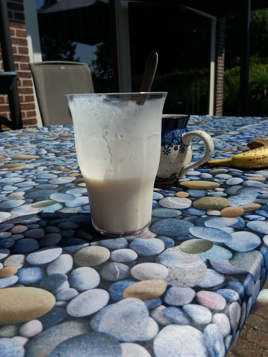 HeleenHoltmanns's tweet photo. Momentje voor mezelf 😉 #homemademilkshake #koffie #zon https://t.co/8FOn75pbQ1