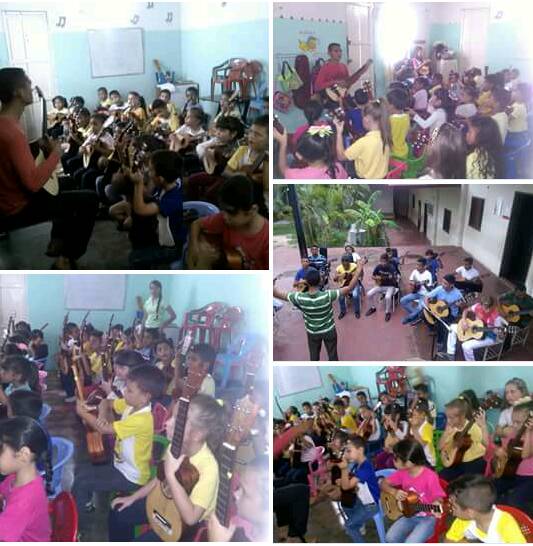 Niños de Iniciación musical en clases de cuatro <a href="/SistemaGuarico/">Sistema Orq. Guárico</a>