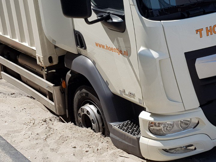 WestlandersNu's tweet image. Naaldwijk. Strigastraat. Vrachtwagen rijd zich vast in zand. Berger Vreugdenhil heeft vrachtwagen los getrokken. Chauffeur ook weer blij en kan zijn weg vervolgen.