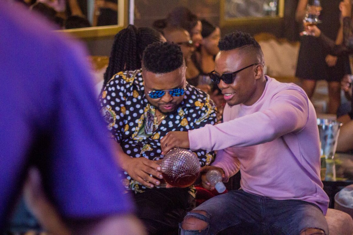 DjKhamzaSA's tweet photo. Behind the scenes of #SojaivaMusicVideo 🎥 📹 Be sure to get the new single @khamzasa ft @djsoxsa @iamemza & @qhawelentombi #Sojaiva on all leading digital stores
#SoundsOfBlaquecode #SojaivaChallenge https://t.co/CkaVyuidk5