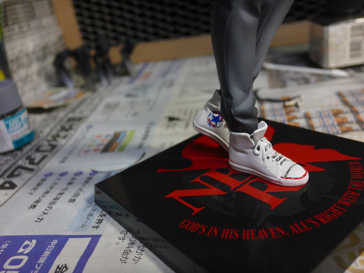 ぐんそぉ 黄金の何かを製作中 今日のカヲル君 表情や肌の筋肉にメリハリ付けるのにチークで化粧した あと スニーカーが真っ白だったのでコ バース風に仕上げてみた 笑 フィギュア エヴァンゲリオン 渚カヲル Converse 化粧下地