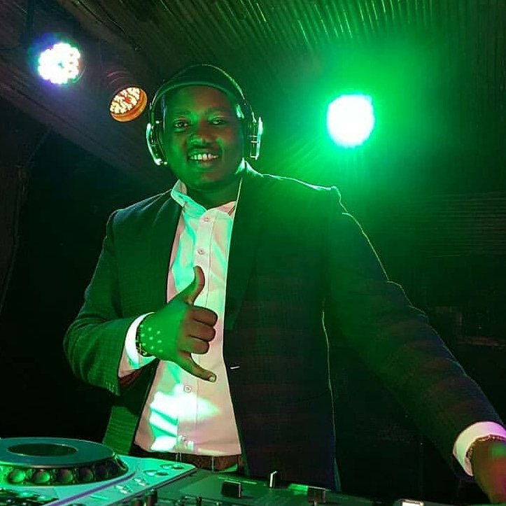 djgrama254's tweet photo. Corporate night @ClubVegasMbarar......The midweek party at mbarara's trendiest spot || beers @4k all night || @WorldCupStuff18 on yah HD screen ✌ https://t.co/MBaabvpGuJ
