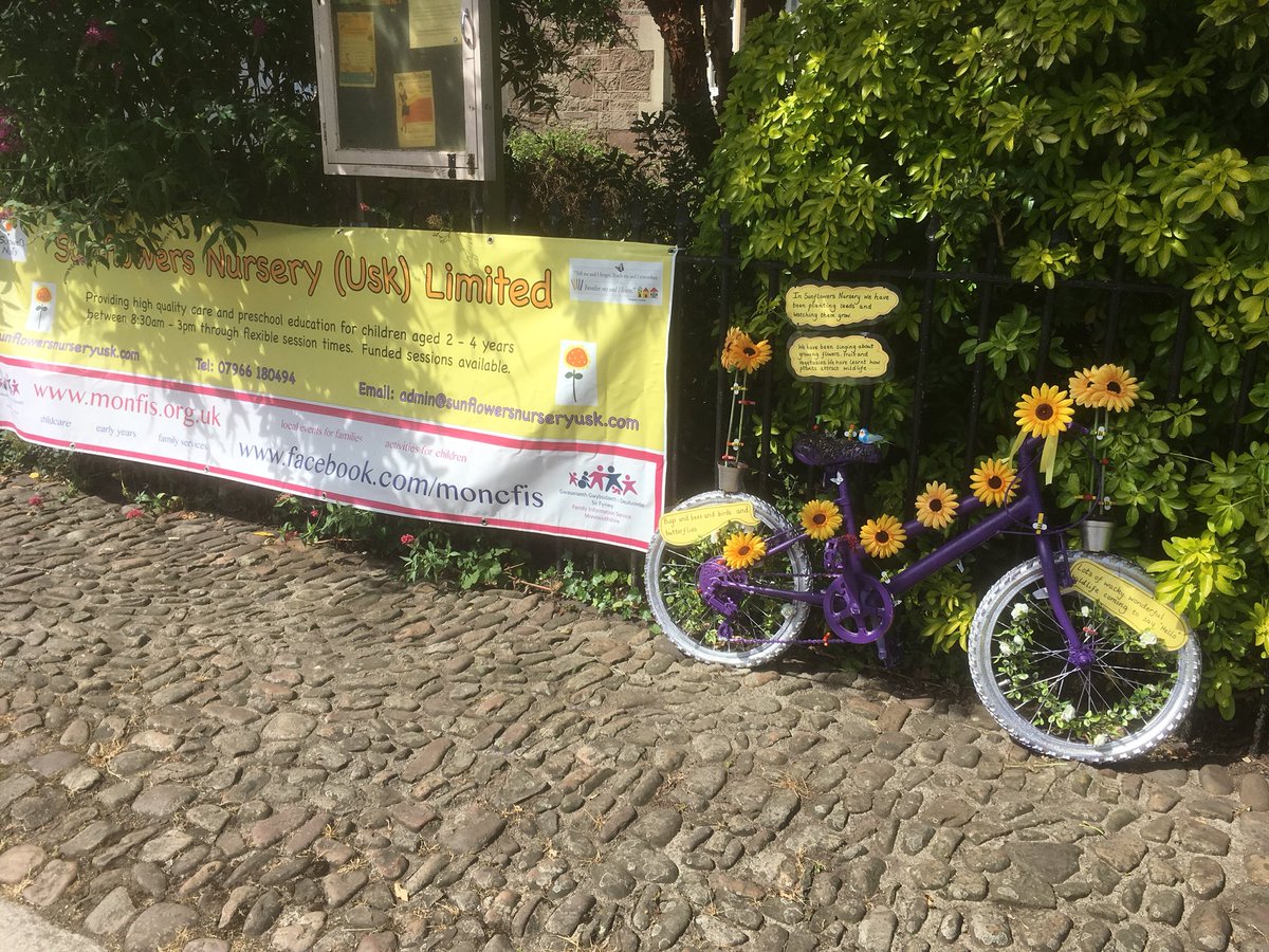 UskTownCouncil's tweet photo. A lovely bright and cheerful Sunflower bike from Sunflowers nursery π»π»π»πππ΄ββοΈπ΄ββοΈπ΄ββοΈ #cycleusk #velothon #velothonwales https://t.co/4AzIOWz4WI