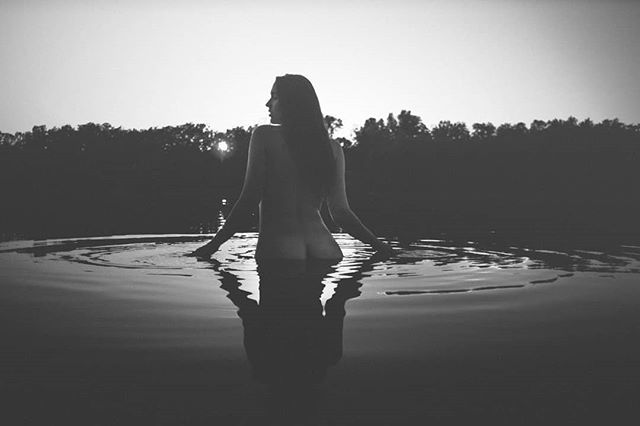 flousentimental's tweet photo. Sunset nude
#etmamaindanstamain #murphy #loversdo #nofilter #landscapenude #flousentimental #portrait #poem #poetry #poeme #poesie #blackandwhite #blackandwhitephotography #noiretblanc #sunset #nude #nudephotography #nudeart #paysage #overwater #lovers #lovestory #loverdose https://t.co/SmDHDKWHFU
