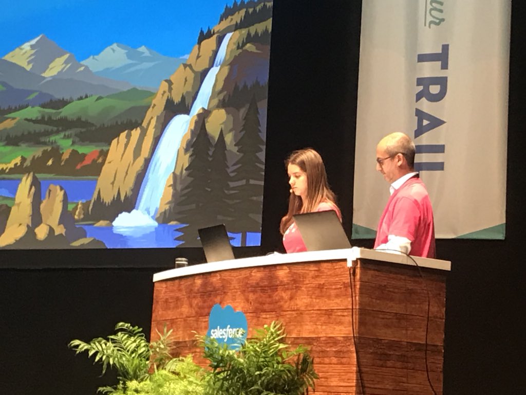 mildredlaya's tweet image. #SalesforceLIS @TMobile demo live #Einstein @RuiAzevedoCosta #Ai predicting futuro, advance opps and risks