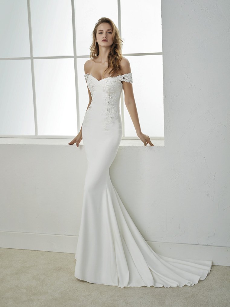 StPatrickBridal's tweet photo. Enamórate del vestido FICELDA con escote corazón y hombros al aire #WhiteOne2018 - https://t.co/5bDyhTJdcp https://t.co/VnKqu2Dke7
