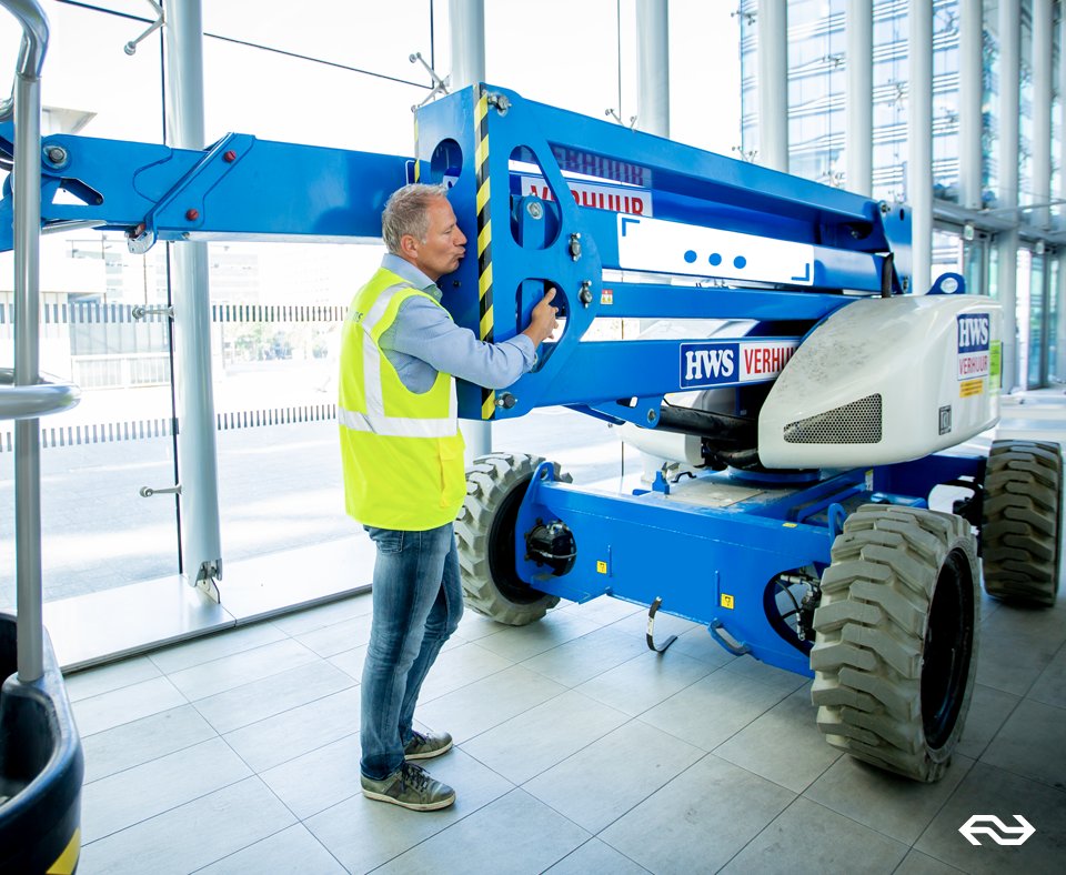 Ken jij het verhaal over de hoogwerker die ingesloten werd tijdens de verbouwing van Utrecht Centraal? We gebruiken dit beestje nu zo vaak, dat Corné besloot hem te adopteren. Maarrrr, hoe zullen we hem noemen...?