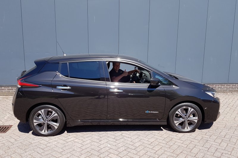 Collega Thomas is blij met zijn auto van de zaak en het milieu is blij met Debiteuren365! #autovandezaak #elektrisch #winwin #groen #milieu #duurzaam