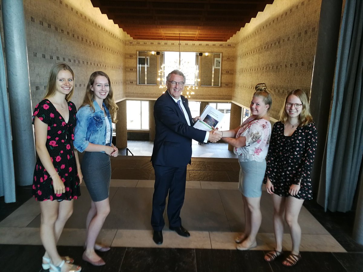 Vandaag hebben 'mijn' leerlingen van het <a href="/Candea_College/">Candea College</a> het rapport over vermindering files A12 aangeboden aan Provinciale Staten. @FvanderSchalk <a href="/d66gelderland/">D66 Gelderland</a> heeft aan GS gevraagd hoe de ideeën uit het rapport benut kunnen worden bij werkagenda slimme mobiliteit #GroenVooruit