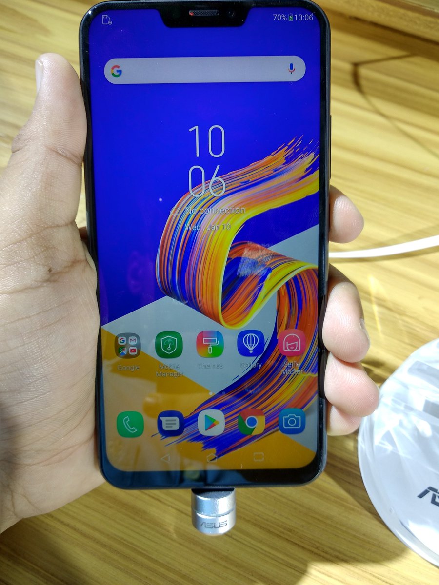 99starhub's tweet photo. @ASUSIndia launched a new flagship smartphone Zenfone 5z. With a notch providing 19:9 display. The processor is a Powerful Qualcomm 845 with increases performance and battery life by 30%.
#Zenfone5Z #AsusZenfone5Z #asusrog #asus #Flagship #smarthphone https://t.co/wIG8pqXH2F