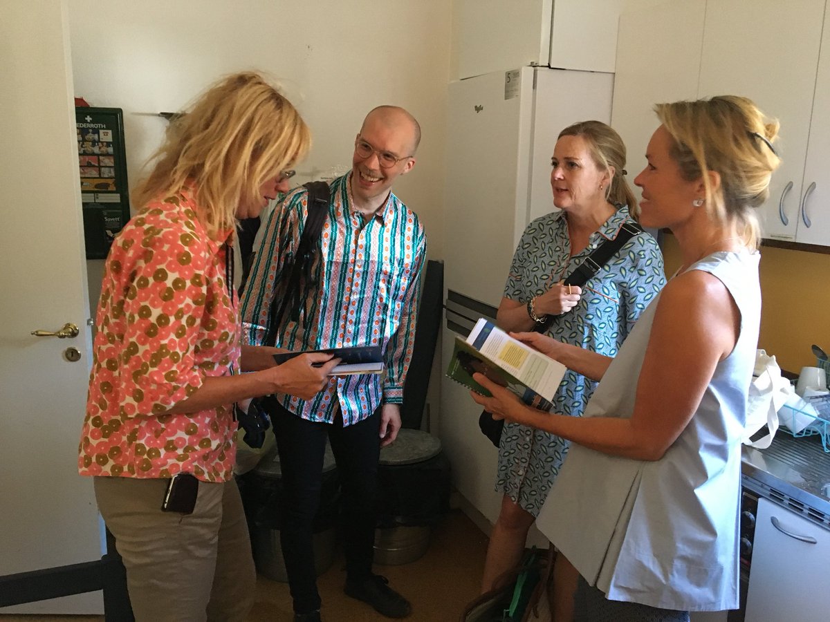 Oväntade och kreativa möten i Almedalen. Nya kontakter och nätverkande sker likaväl i kök som i seminariesalar. Kom och hör mer om Youmo.se kl 13 idag onsdag på Hamngatan 3 i Visby. 
"Hur funkar sex och relationer i mitt nya land? Unga nyanlända får stöd på webben"