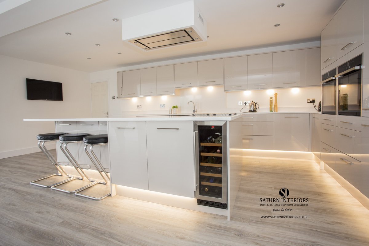 Saturninterior1's tweet image. Bored of grey kitchens? Go for Cashmere, a timeless, warm colour as shown in this customer kitchen @Saturninterior1 @Kitchen_Stori #cashmerekitchen #kitchensnorthampton #glosskitchen #kitchendesign #kitcheninstallation