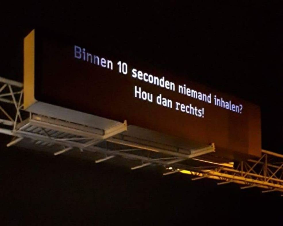 RWSverkeersinfo's tweet image. Als je op de snelweg rijdt kan het zomaar zijn dat je dit ziet boven de weg. We werken samen met de politie voor onnodig links rijden. #teamwork (foto: @TeamVerkeerZWB)