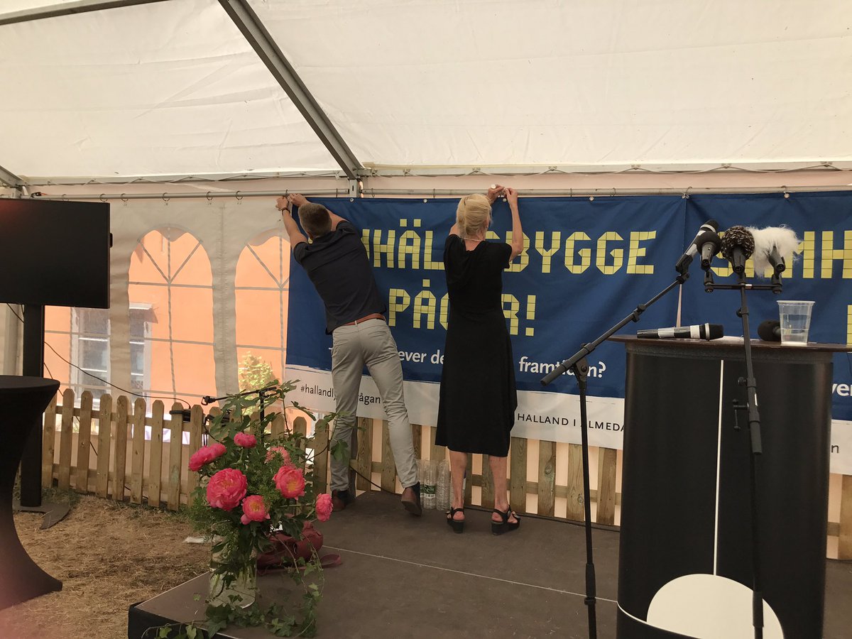 Förberedelser pågår! Snart kickar vi igång dagens första arrangemang och just nu jobbar vi för fullt med att få allt iordning. Sändningen startar kl 14 på facebooksidan Halland växer - missa inte det! #hallandlyfterfrågan #demokrati #hallandialmedalen #almedalen #almedalen2018