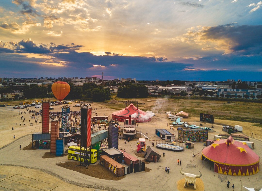 Le Burning Man nantais... jusqu’en 2022🤗Hâte de découvrir ce lieu artistique atypique ! #Nantes #culture <a href="/TransfertCo/">TRANSFERT & CO</a> propose une programmation artistique et culturelle diversifiée : musiques, spectacles, arts forains et arts visuels...
📸<a href="/Patandpatate/">Patrick ORTEGA</a>