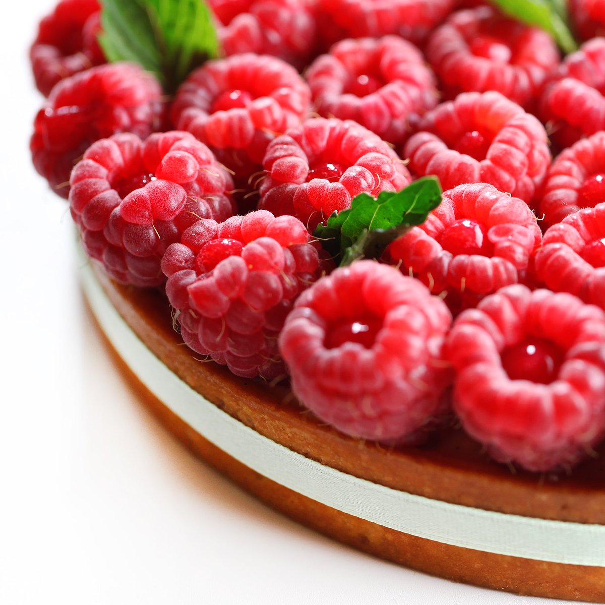Very tasty tarts 😋 caramelized pecan nuts, caramel, caramel mascarpone cream and whipped cream, raspberry, apricot and almond.