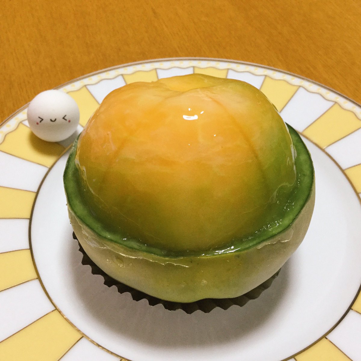 うなのん 大阪あびこのケーキ屋さんフローレンスの ももたろう 中にクリームと苺 奥に一粒隠れてます が入ってるけど タルトケーキと言うかほぼ桃 プリンスメロンケーキも美味しかったー